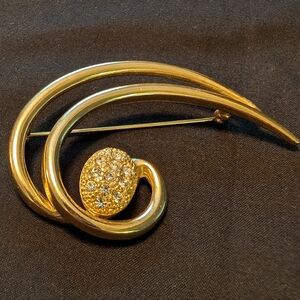 Elegant Goldtone Brooch with Crystal Accents. Vintage.